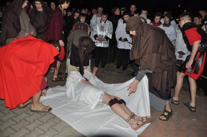 Tłumy obejrzały Misterium Mękki Pańskiej w Rzekuniu [6.IV.2012] - zdjęcie #5 - eOstroleka.pl