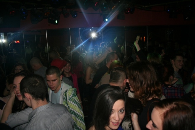 Świąteczna dyskoteka w klubie Piwnica 17 [8.IV,2012] - zdjęcie #15 - eOstroleka.pl