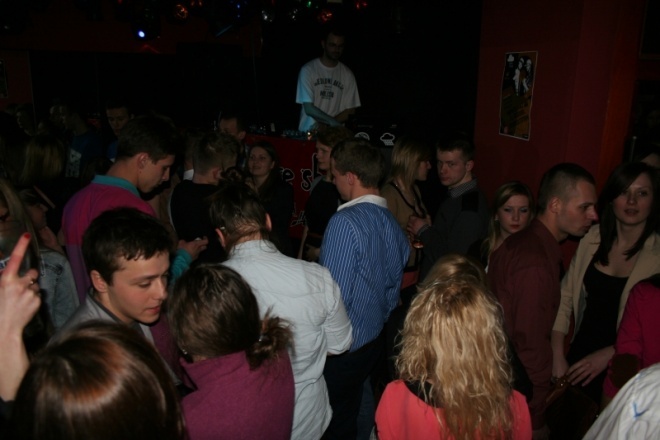 Świąteczna dyskoteka w klubie Piwnica 17 [8.IV,2012] - zdjęcie #5 - eOstroleka.pl