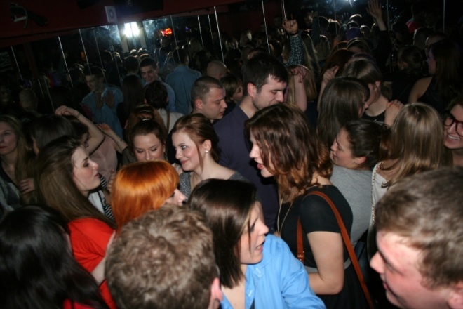 Świąteczna dyskoteka w klubie Piwnica 17 [8.IV,2012] - zdjęcie #2 - eOstroleka.pl
