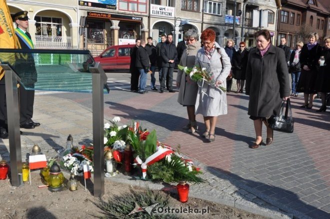 Ostrołęczanie uczcili pamięć ofiar katastrofy w Smoleńsku [10.IV.2012] - zdjęcie #3 - eOstroleka.pl