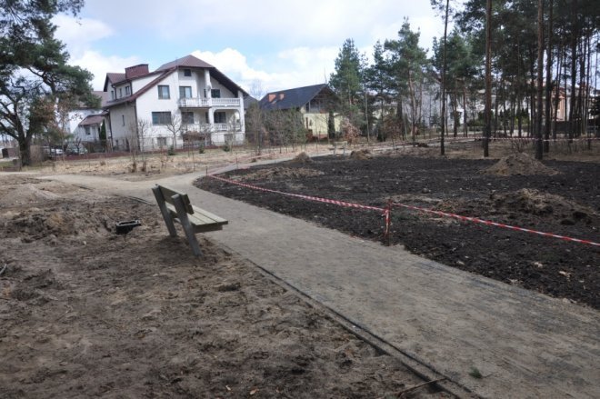 Trwa budowa parku rekreacyjnego przy ulicy Bursztynowej [11.IV.2012] - zdjęcie #15 - eOstroleka.pl