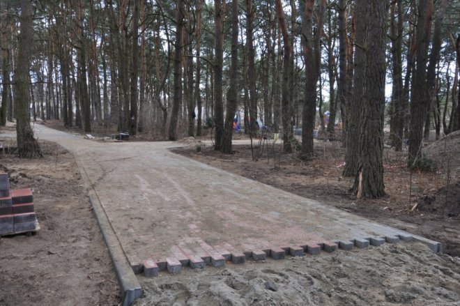 Trwa budowa parku rekreacyjnego przy ulicy Bursztynowej [11.IV.2012] - zdjęcie #26 - eOstroleka.pl