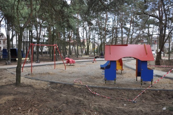 Trwa budowa parku rekreacyjnego przy ulicy Bursztynowej [11.IV.2012] - zdjęcie #27 - eOstroleka.pl