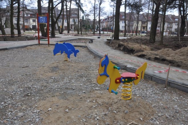 Trwa budowa parku rekreacyjnego przy ulicy Bursztynowej [11.IV.2012] - zdjęcie #29 - eOstroleka.pl