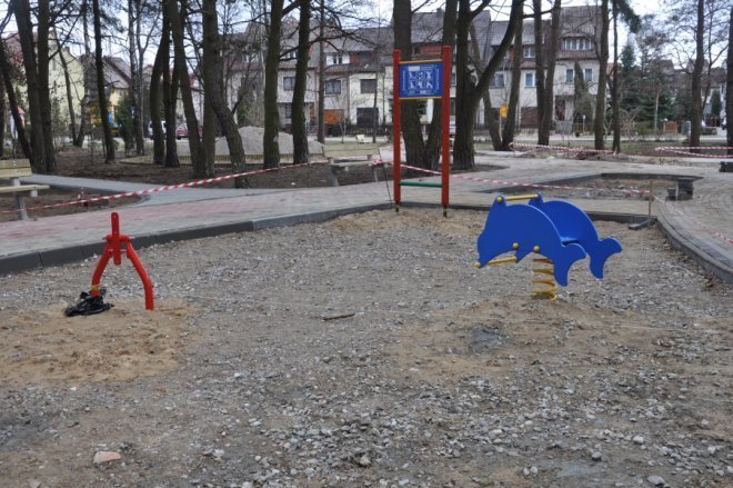 Trwa budowa parku rekreacyjnego przy ulicy Bursztynowej [11.IV.2012] - zdjęcie #13 - eOstroleka.pl