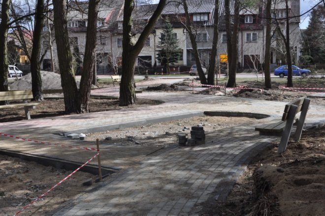 Trwa budowa parku rekreacyjnego przy ulicy Bursztynowej [11.IV.2012] - zdjęcie #35 - eOstroleka.pl