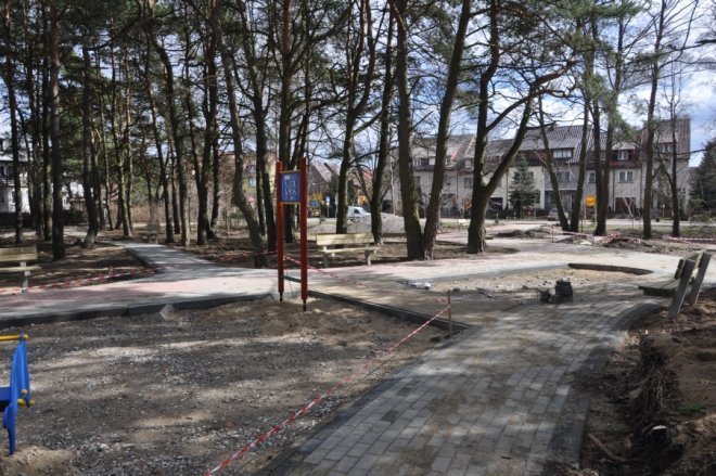 Trwa budowa parku rekreacyjnego przy ulicy Bursztynowej [11.IV.2012] - zdjęcie #36 - eOstroleka.pl