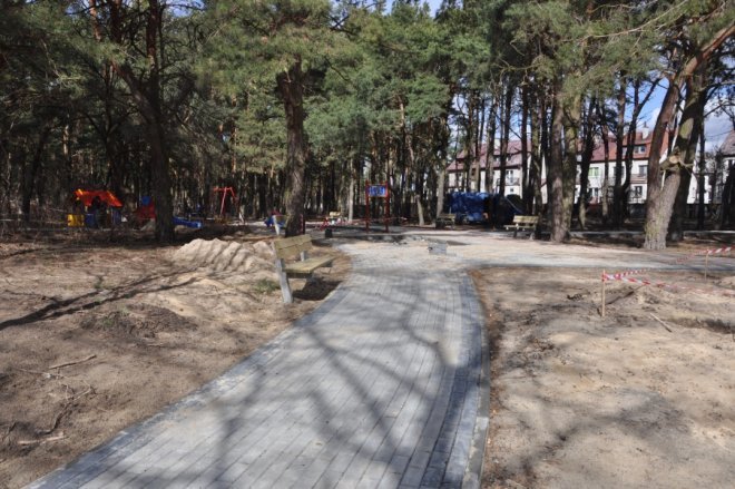 Trwa budowa parku rekreacyjnego przy ulicy Bursztynowej [11.IV.2012] - zdjęcie #40 - eOstroleka.pl