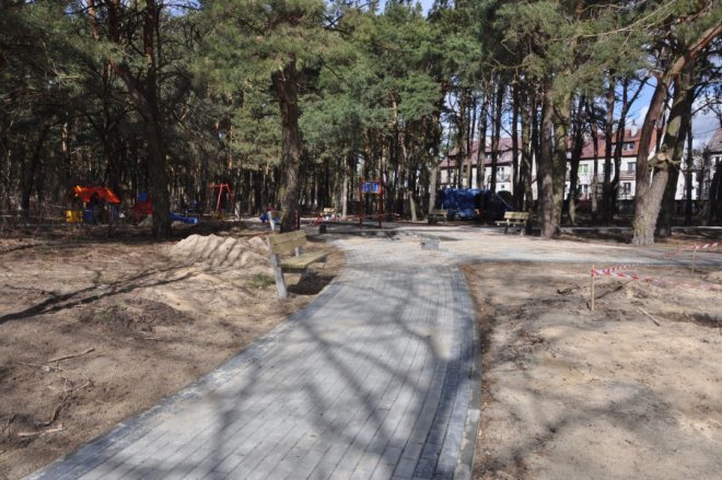 Trwa budowa parku rekreacyjnego przy ulicy Bursztynowej [11.IV.2012] - zdjęcie #3 - eOstroleka.pl