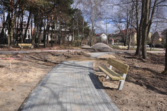 Trwa budowa parku rekreacyjnego przy ulicy Bursztynowej [11.IV.2012] - zdjęcie #2 - eOstroleka.pl
