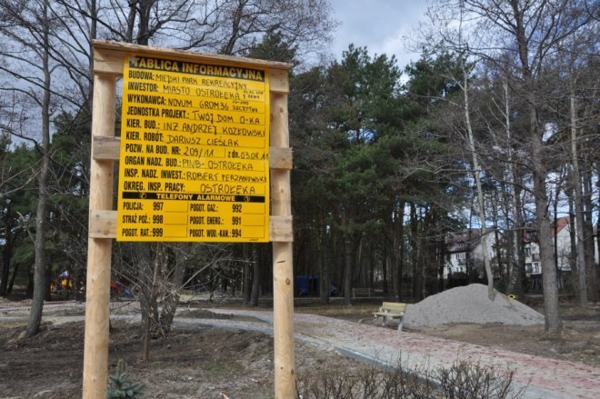 Trwa budowa parku rekreacyjnego przy ulicy Bursztynowej [11.IV.2012] - zdjęcie #1 - eOstroleka.pl