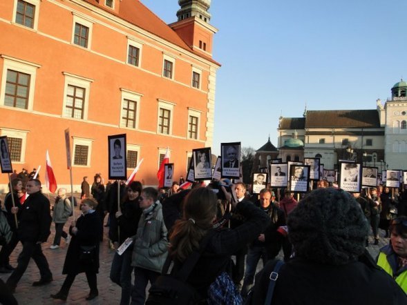 Obchody drugiej rocznicy katastrofy smoleńskiej - zdjęcie #19 - eOstroleka.pl