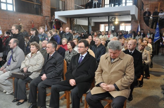 Obchody drugiej rocznicy katastrofy smoleńskiej w Ostrołęce [14.IV.2012] - zdjęcie #3 - eOstroleka.pl