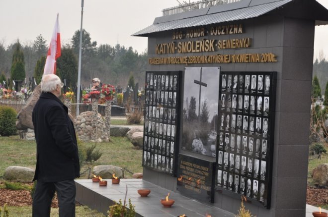 Obchody drugiej rocznicy katastrofy smoleńskiej w Ostrołęce [14.IV.2012] - zdjęcie #19 - eOstroleka.pl