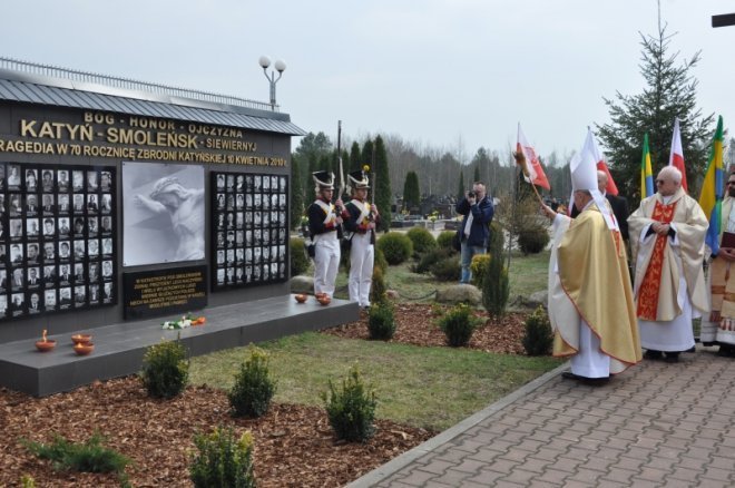 Obchody drugiej rocznicy katastrofy smoleńskiej w Ostrołęce [14.IV.2012] - zdjęcie #27 - eOstroleka.pl