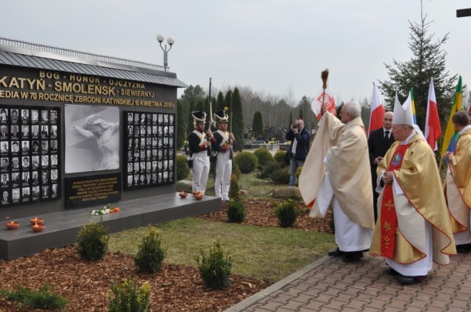 Obchody drugiej rocznicy katastrofy smoleńskiej w Ostrołęce [14.IV.2012] - zdjęcie #28 - eOstroleka.pl