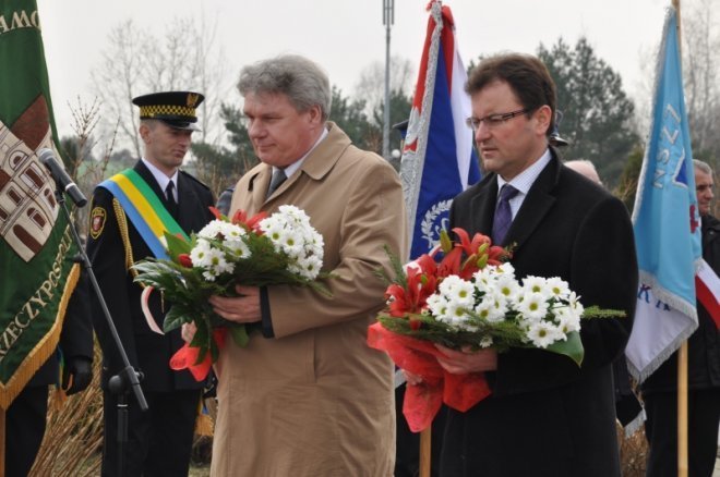 Obchody drugiej rocznicy katastrofy smoleńskiej w Ostrołęce [14.IV.2012] - zdjęcie #30 - eOstroleka.pl