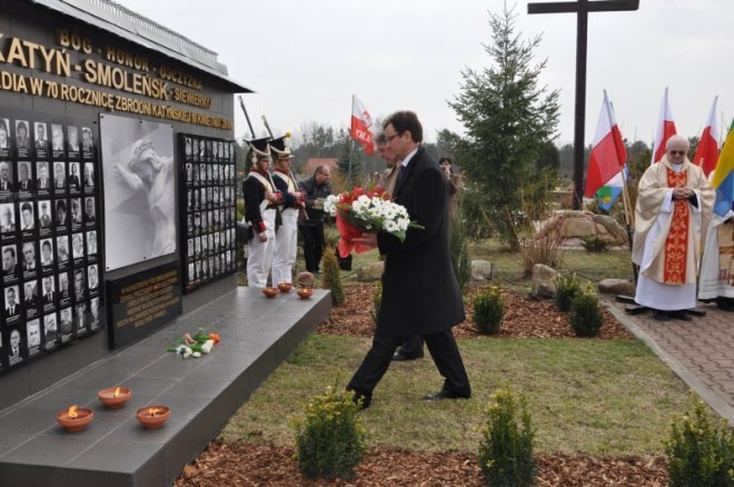 Obchody drugiej rocznicy katastrofy smoleńskiej w Ostrołęce [14.IV.2012] - zdjęcie #31 - eOstroleka.pl