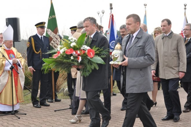 Obchody drugiej rocznicy katastrofy smoleńskiej w Ostrołęce [14.IV.2012] - zdjęcie #13 - eOstroleka.pl