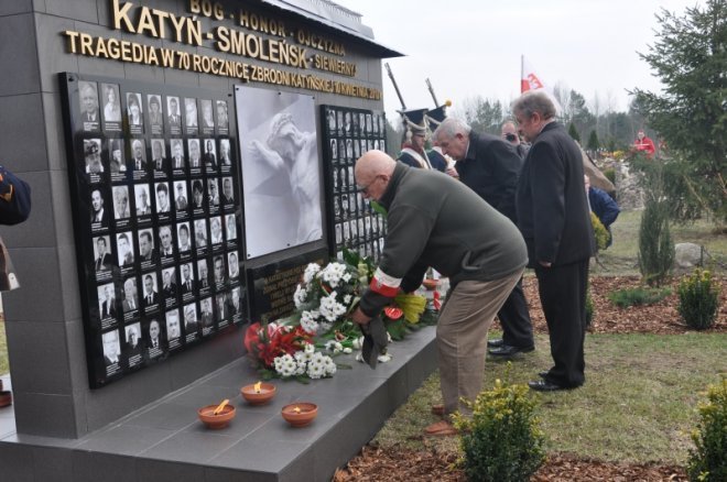 Obchody drugiej rocznicy katastrofy smoleńskiej w Ostrołęce [14.IV.2012] - zdjęcie #9 - eOstroleka.pl