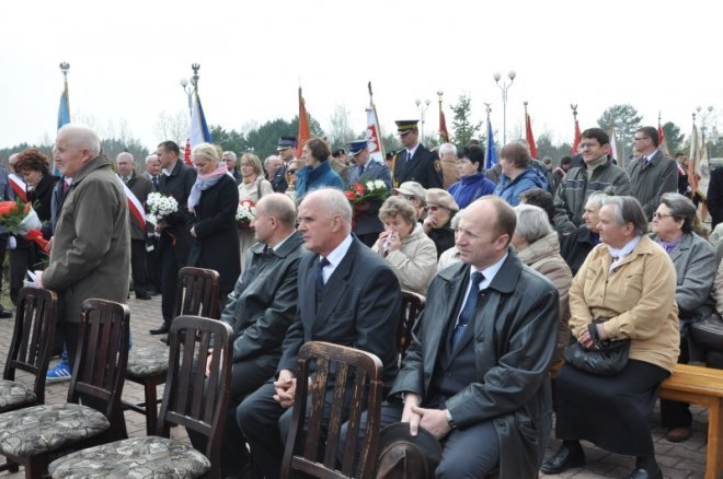 Obchody drugiej rocznicy katastrofy smoleńskiej w Ostrołęce [14.IV.2012] - zdjęcie #7 - eOstroleka.pl