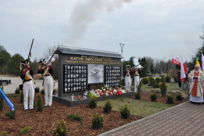 Obchody drugiej rocznicy katastrofy smoleńskiej w Ostrołęce [14.IV.2012] - zdjęcie #44 - eOstroleka.pl