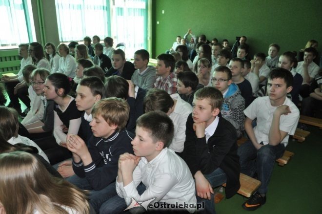 Uczniowie Szkoły Podstawowej nr 10 pamiętają o pomordowanych w Katyniu [18.IV.2012] - zdjęcie #4 - eOstroleka.pl
