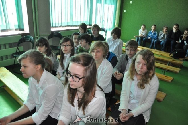 Uczniowie Szkoły Podstawowej nr 10 pamiętają o pomordowanych w Katyniu [18.IV.2012] - zdjęcie #5 - eOstroleka.pl