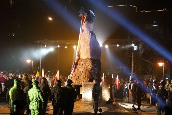 Odsłonięcie pomnika ku czci ofiar komunizmu - zdjęcie #8 - eOstroleka.pl