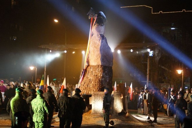 Odsłonięcie pomnika ku czci ofiar komunizmu - zdjęcie #124 - eOstroleka.pl