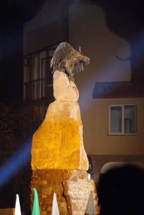 Odsłonięcie pomnika ku czci ofiar komunizmu - zdjęcie #119 - eOstroleka.pl