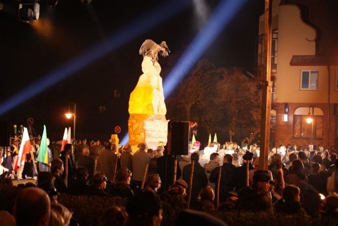Odsłonięcie pomnika ku czci ofiar komunizmu - zdjęcie #1 - eOstroleka.pl