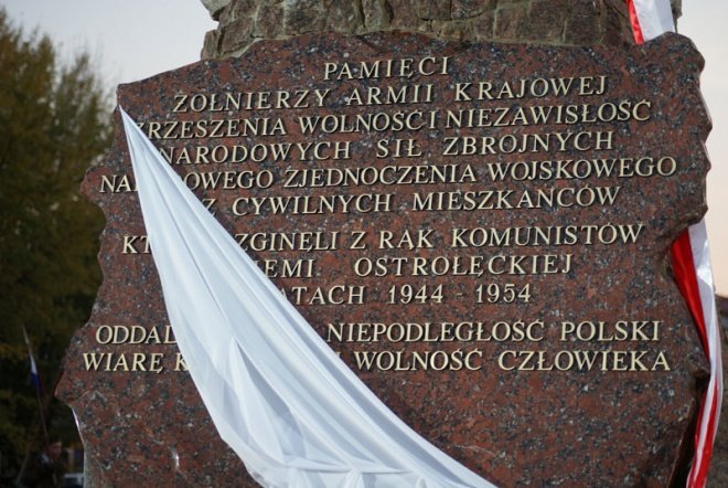 Odsłonięcie pomnika ku czci ofiar komunizmu - zdjęcie #103 - eOstroleka.pl