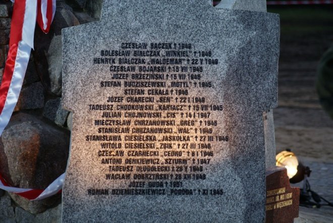 Odsłonięcie pomnika ku czci ofiar komunizmu - zdjęcie #102 - eOstroleka.pl