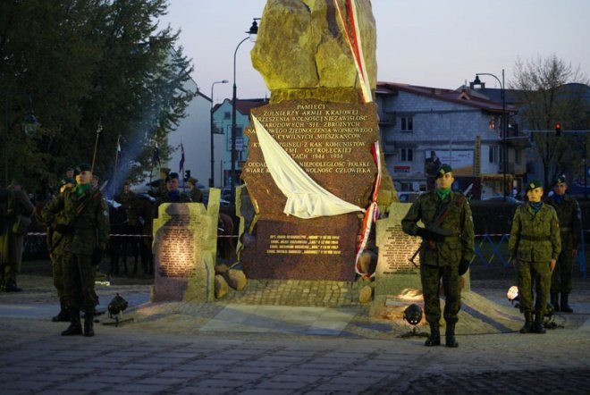 Odsłonięcie pomnika ku czci ofiar komunizmu - zdjęcie #33 - eOstroleka.pl