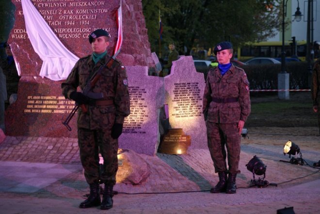 Odsłonięcie pomnika ku czci ofiar komunizmu - zdjęcie #34 - eOstroleka.pl