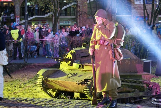 Odsłonięcie pomnika ku czci ofiar komunizmu - zdjęcie #96 - eOstroleka.pl