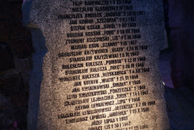 Odsłonięcie pomnika ku czci ofiar komunizmu - zdjęcie #37 - eOstroleka.pl