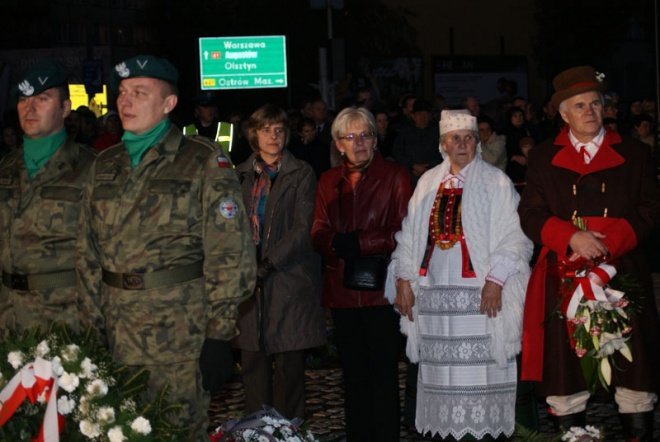 Odsłonięcie pomnika ku czci ofiar komunizmu - zdjęcie #91 - eOstroleka.pl