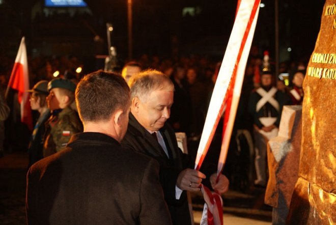 Odsłonięcie pomnika ku czci ofiar komunizmu - zdjęcie #47 - eOstroleka.pl