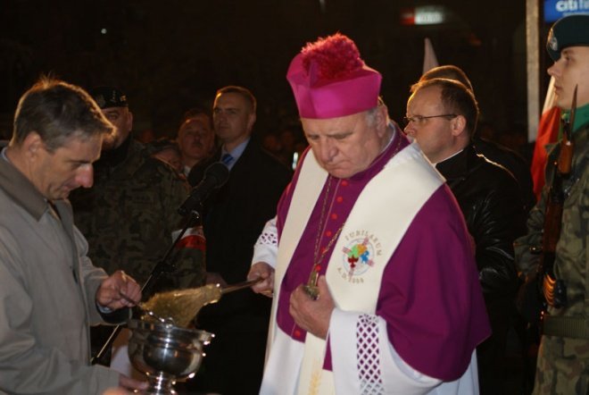 Odsłonięcie pomnika ku czci ofiar komunizmu - zdjęcie #41 - eOstroleka.pl