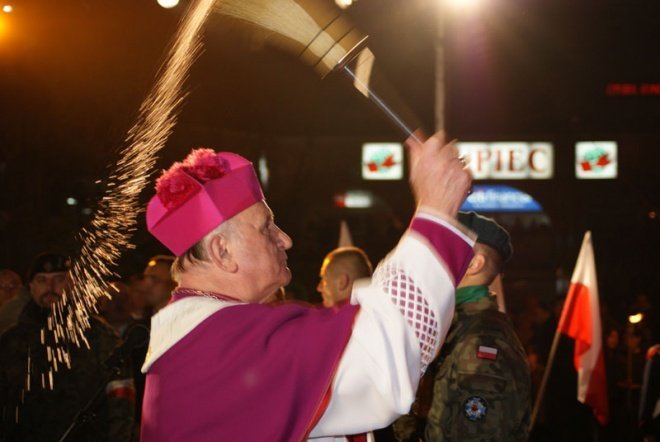 Odsłonięcie pomnika ku czci ofiar komunizmu - zdjęcie #40 - eOstroleka.pl
