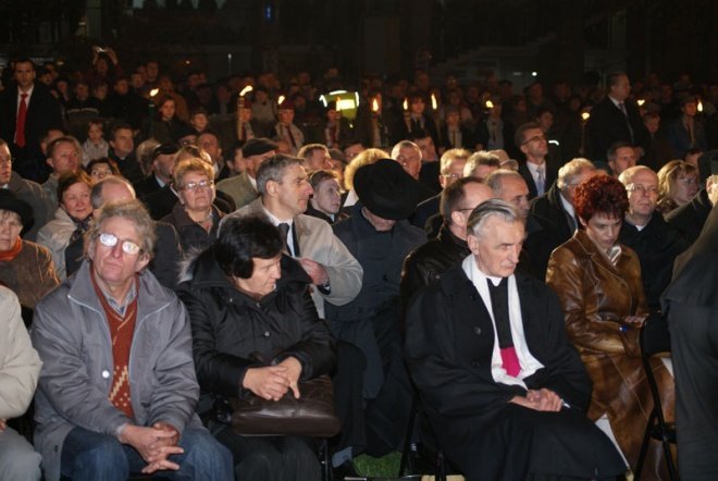 Odsłonięcie pomnika ku czci ofiar komunizmu - zdjęcie #37 - eOstroleka.pl