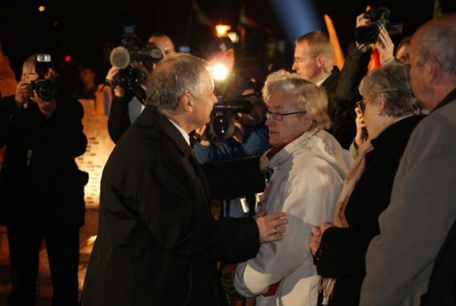 Odsłonięcie pomnika ku czci ofiar komunizmu - zdjęcie #33 - eOstroleka.pl