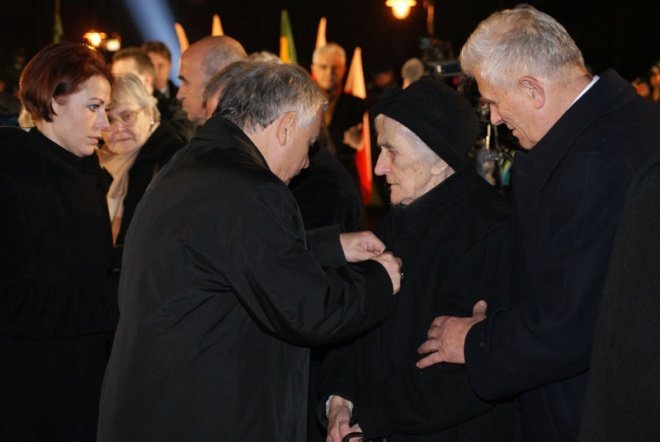 Odsłonięcie pomnika ku czci ofiar komunizmu - zdjęcie #30 - eOstroleka.pl
