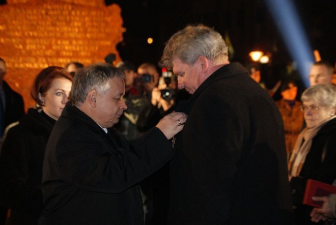 Odsłonięcie pomnika ku czci ofiar komunizmu - zdjęcie #28 - eOstroleka.pl
