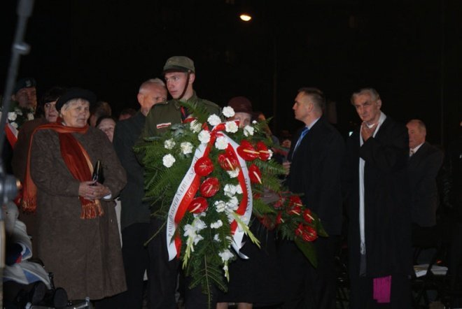 Odsłonięcie pomnika ku czci ofiar komunizmu - zdjęcie #17 - eOstroleka.pl
