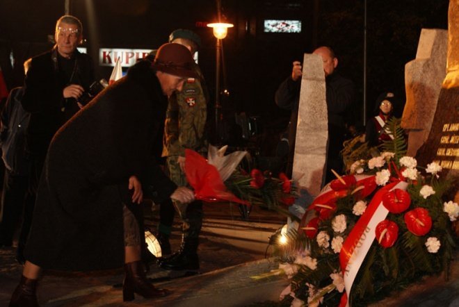 Odsłonięcie pomnika ku czci ofiar komunizmu - zdjęcie #15 - eOstroleka.pl