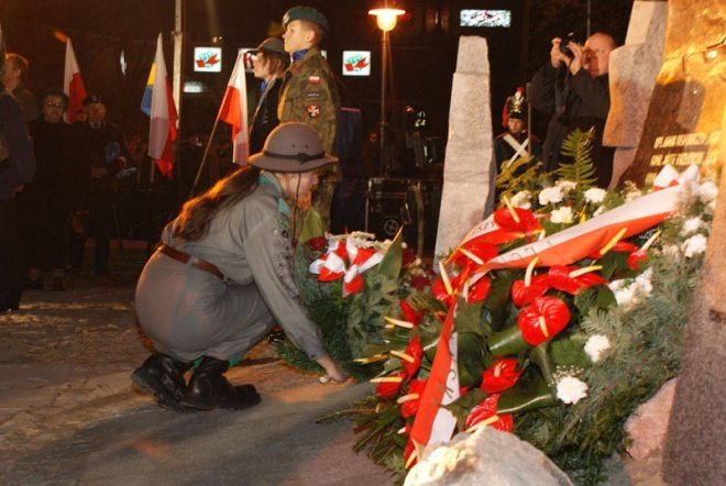 Odsłonięcie pomnika ku czci ofiar komunizmu - zdjęcie #12 - eOstroleka.pl